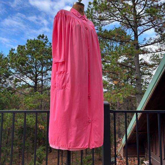 Vintage 50s Vanity Fair Day Glo Pink Nylon Chiffon Embroidered Peignoir Set XS S - Picture 9 of 12